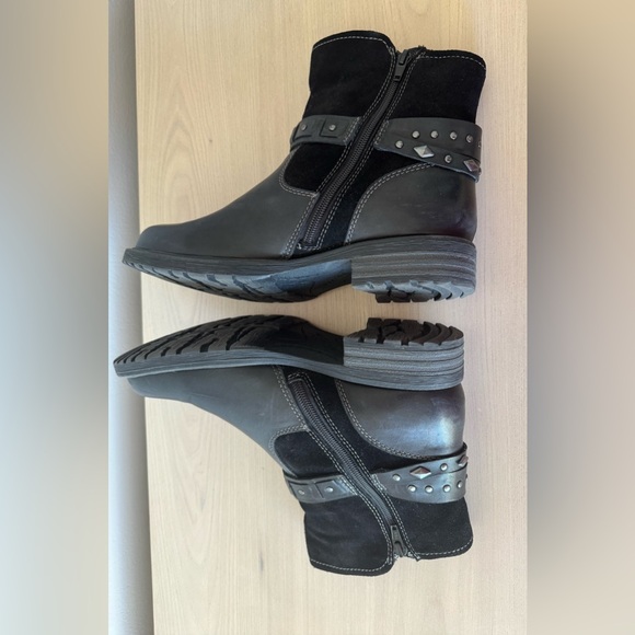 Earth Artistic Onyx Black Leather Ankle Boots / Size 9 - Picture 9 of 14